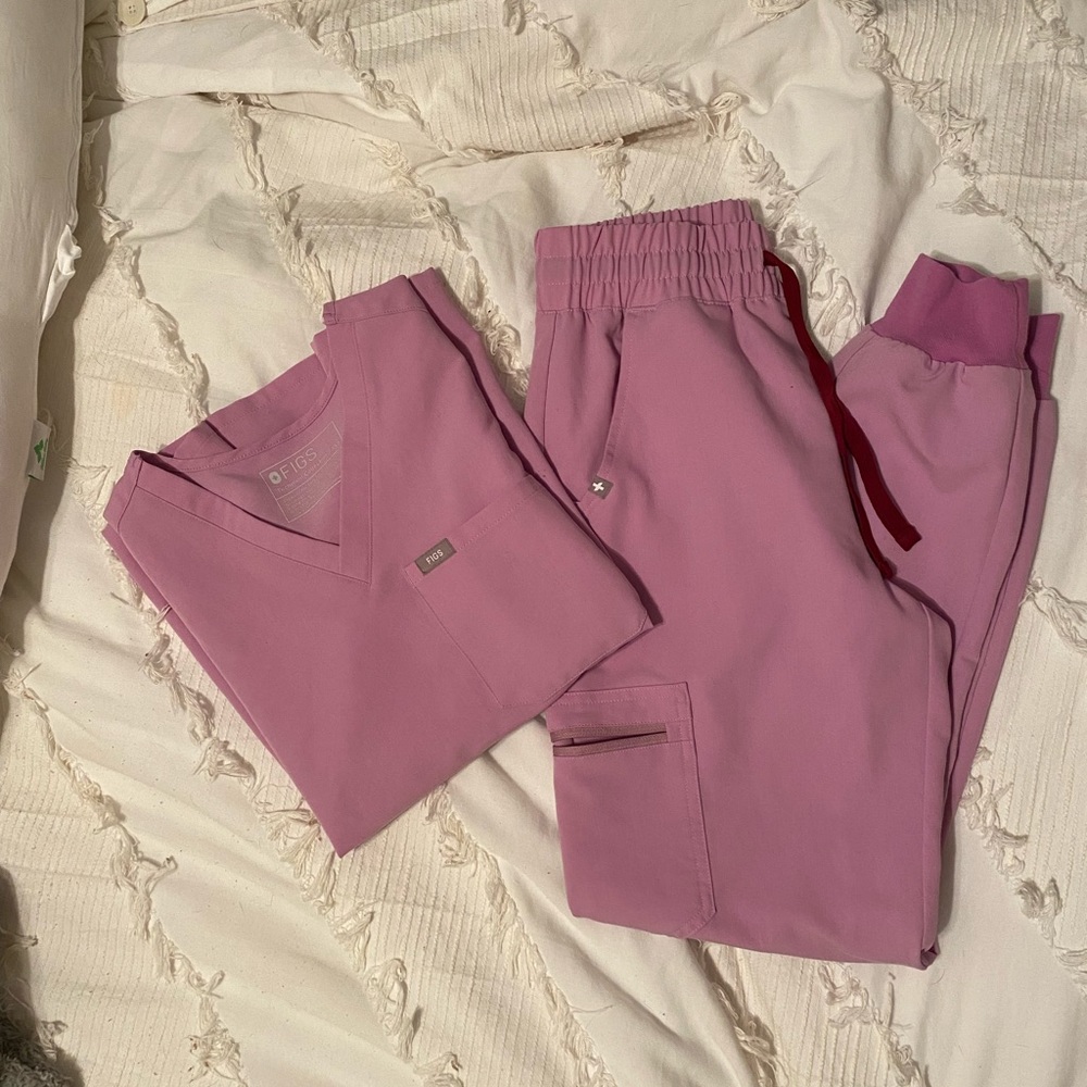 NWOT Quartz Pink FIGS Scrub Set